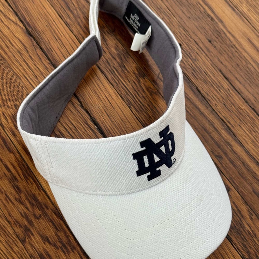 NOTRE DAME Official (UNDER ARMOUR) White Visor with NOTRE DAME Logo - Picture 5 of 8